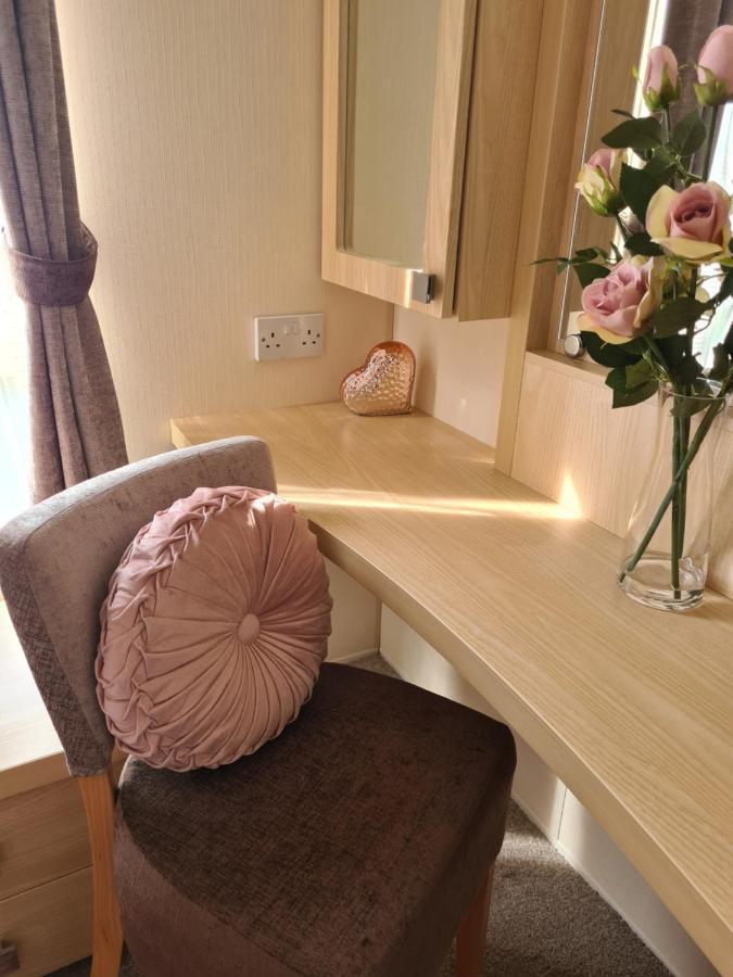 Beautiful 2 Bedroom Caravan, Holiday Park Tenby Saint Florence Exterior foto